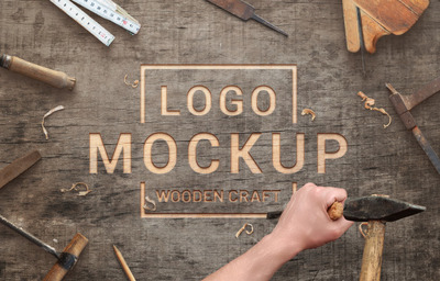 木制表面场景的logo设计样机[PSD]