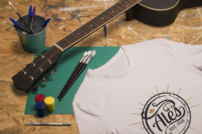 高视图的白色T恤设计样机[PSD]