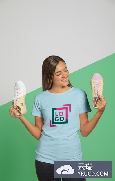 模特穿着T恤拿着运动鞋的展示样机[PSD]