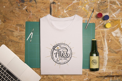 俯视图白色折叠t恤和啤酒展示样机[PSD]