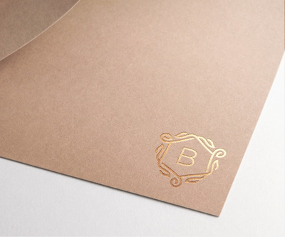 棕色纸上的金色印压logo样机[PSD]