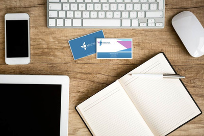 办公桌上的名片展示场景样机