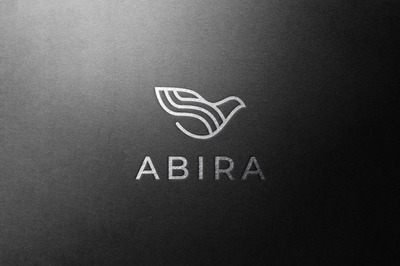 奢华黑色背景上的银色logo样机[PSD]