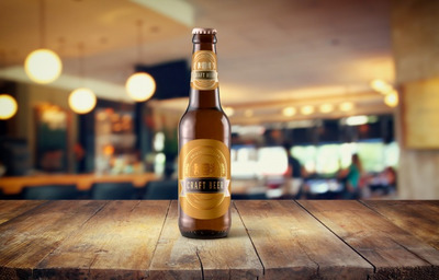 桌上的啤酒瓶展示样机[PSD]