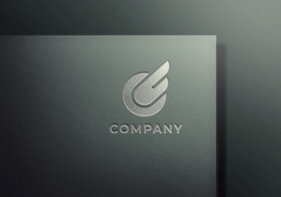 在灰色纹理纸上的银色浮雕logo样机[PSD]