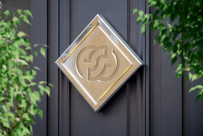 在墙上的金属logo样机[PSD]