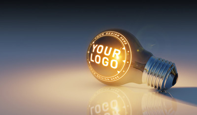 一个明亮的灯泡放在地板上的logo展示样机[PSD]