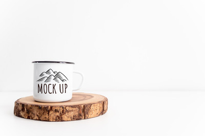 木制板上的白色搪瓷杯样机[PSD]