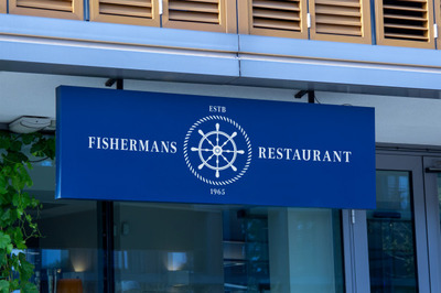 蓝色的水平悬挂招牌logo样机[PSD]