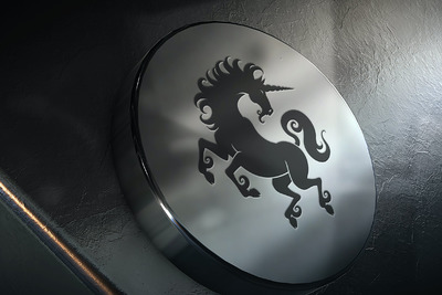 银色酷炫圆盘logo设计样机（PSD）