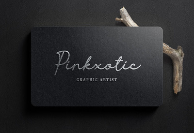 黑色名片上的银色字体样机[PSD]