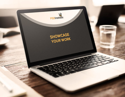 桌上放着MacBook Pro笔记本电脑[PSD]