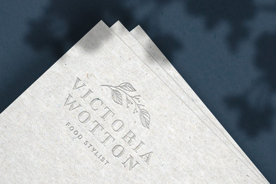 回收纸上的凹压痕logo样机（PSD）