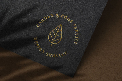 黑色纸张纹理上的奢华烫金logo样机（PSD）