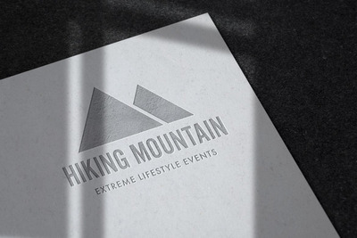 无涂层纸上的凹痕logo样机（PSD）