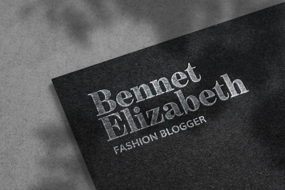 黑色纸张纹理上的奢华烫银logo样机（PSD）