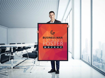 商人拿着海报的展示样机