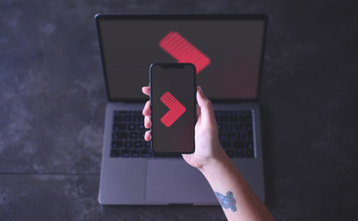 拿着iPhone X样机的纹身女孩