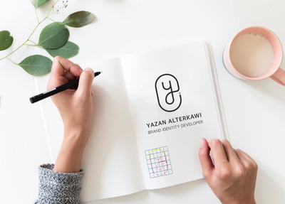 在笔记本上书写的展示样机