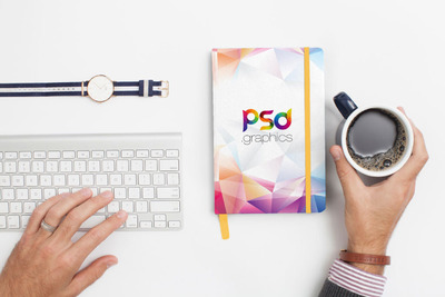 笔记本在书桌上的模型