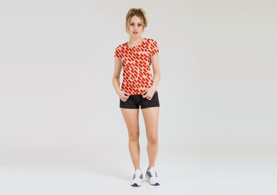 穿着t恤的金发女郎样机