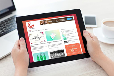 两只手拿着iPad模型