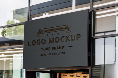 在商店前面的橱窗雕刻招牌样机[PSD]