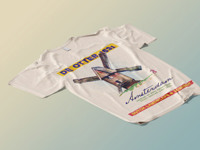 右视角的t恤模型