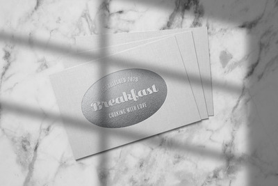 亚麻纸上的压花烫印标志logo模型样机（PSD）