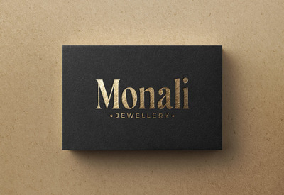 黑色名片上的奢华logo样机[PSD]