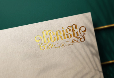 米色牛皮纸上的奢华标志样机[PSD]