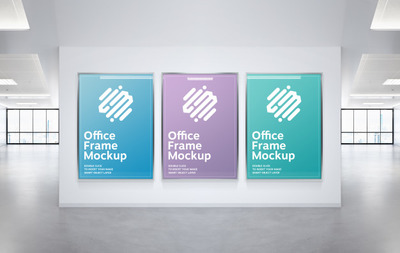 三幅挂在办公室墙上的框架样机[PSD]