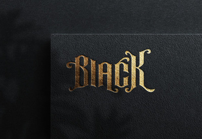 黑色牛皮纸上的奢华logo样机[PSD]