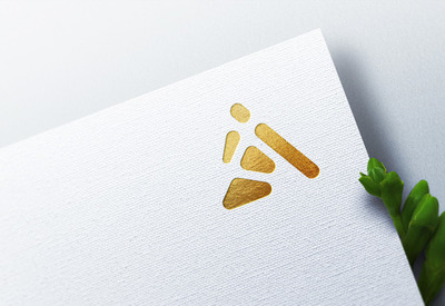 白色牛皮纸上的奢华logo样机[PSD]