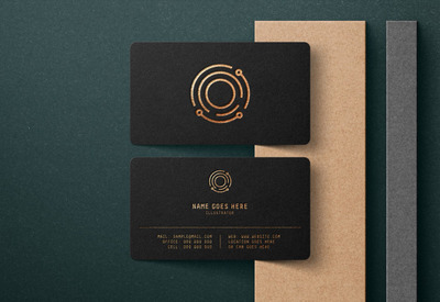 黑色名片上的奢华logo样机[PSD]