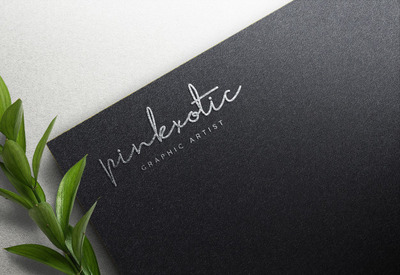 黑色牛皮纸上的logo样机[PSD]