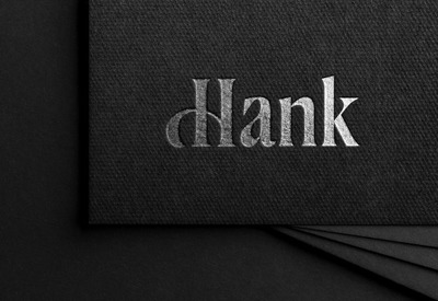 黑色名片上的奢华logo样机[PSD]