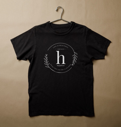 逼真的黑色T恤产品样机[PSD]