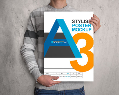 拿着海报模型的男人