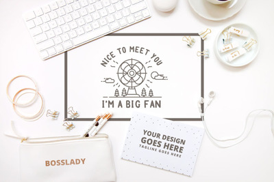 白色的书桌卡片模型