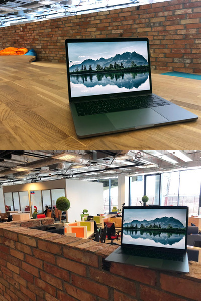 在办公空间的MacBook Pro模型