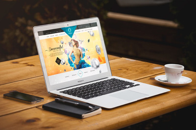 在桌子上的MacBook Air笔记本电脑样机