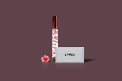 修身的香水瓶与名片模型