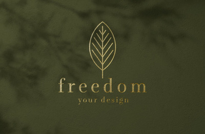 绿色墙壁表面的奢华金色logo样机[PSD]