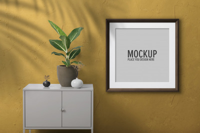 黄色墙面上的框架样机[PSD]