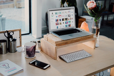 木制支架上的MacBoook样机[PSD]