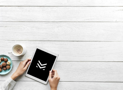 手拿iPad产品模型