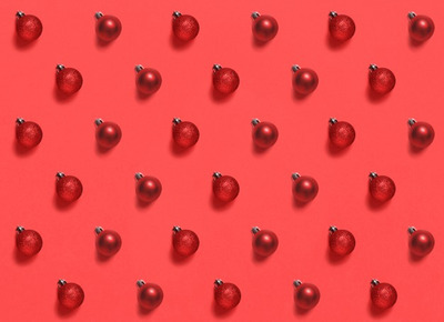 红色背景上的圣诞小装饰物素材[JPG]