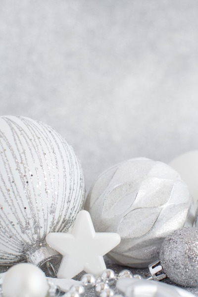 银桌子上的银色圣诞装饰品[JPG]