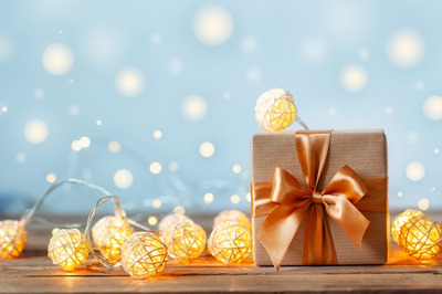 牛皮纸和彩带包装的礼品盒素材[JPG]